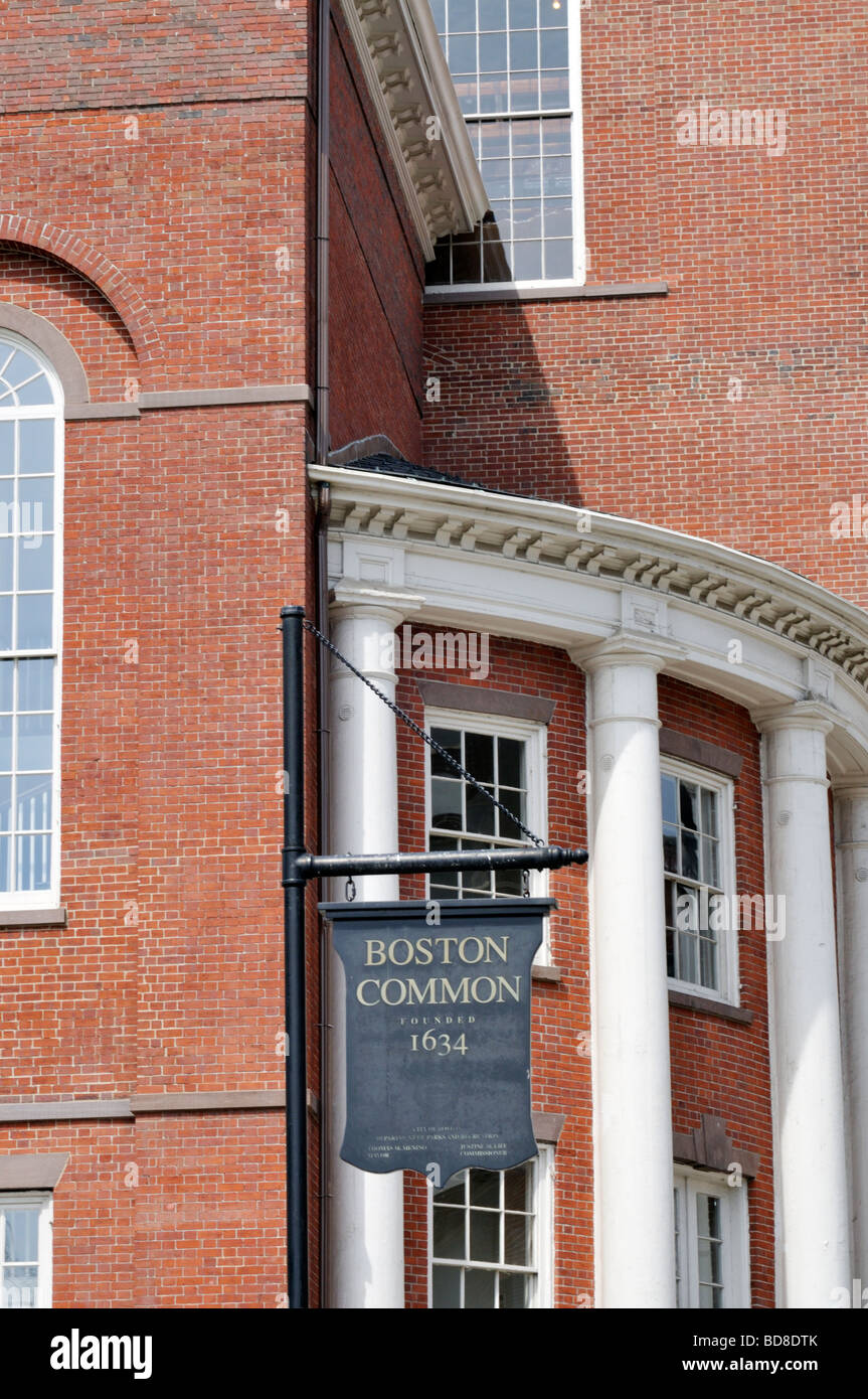 Boston Common Zeichen vor Ziegel der alten Park Street Church gegenüber dem Eingang zum Boston Common, Boston, MA USA. Stockfoto