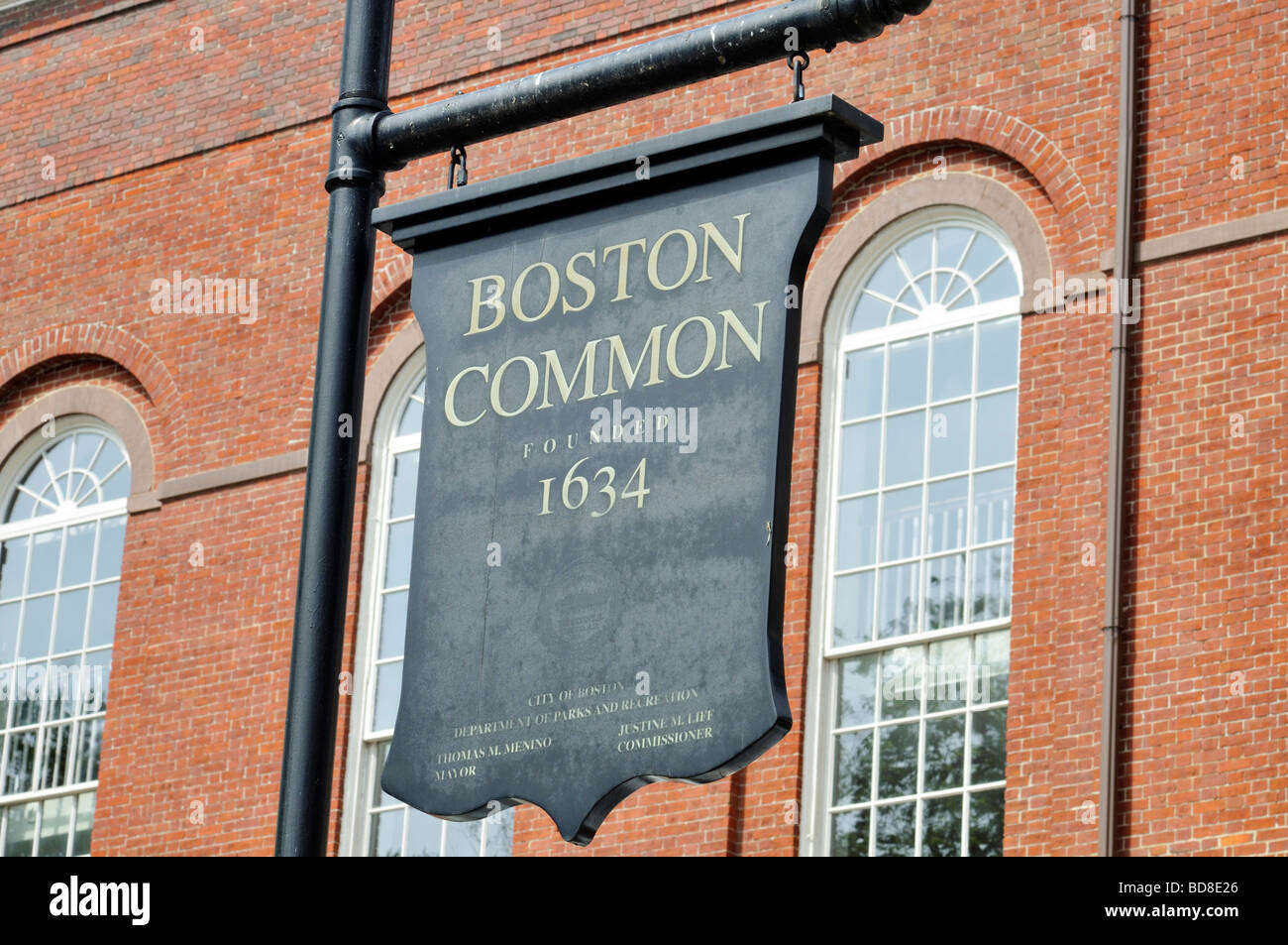 Boston Common Schild mit Backsteinbau Hintergrund der Park Street Church, Boston, MA USA Stockfoto