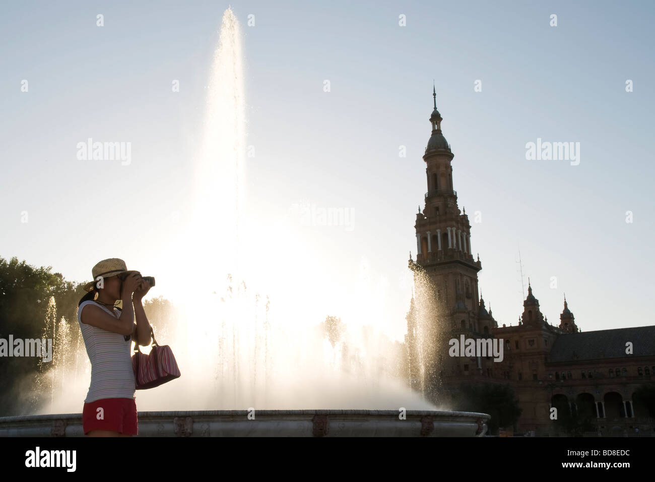 weibliche Touristen in Panama Strohhut Fotografieren von Plaza de Espana in Sevilla, Spanien Stockfoto