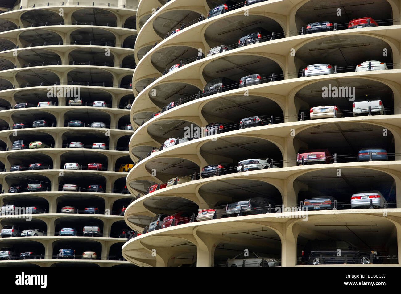In modernen Türmen geparkten Autos Stockfoto