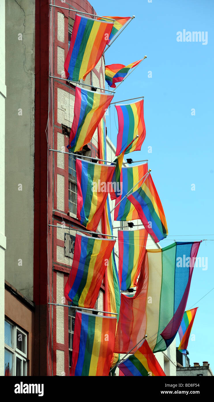 Das Bulldog Pub in St James s Street Brighton dekoriert in Pride-Flags für den diesjährigen Brighton Pride Wochenende Stockfoto