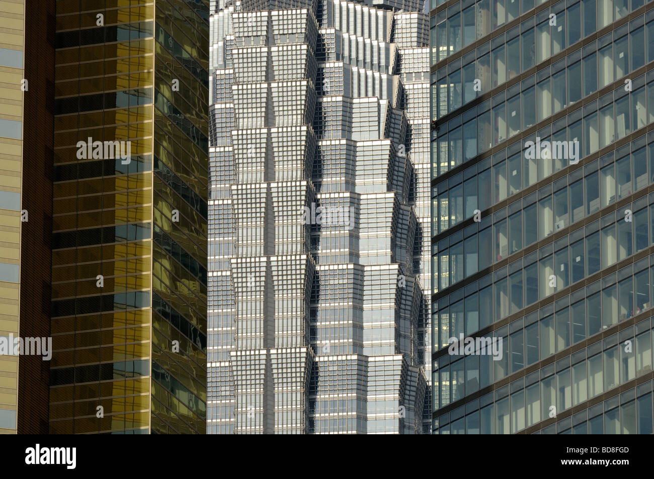 Jin Mao Tower zwischen zwei anderen Gebäuden teilweise sichtbar. Stockfoto