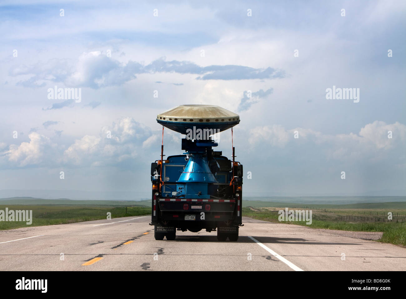 Ein Doppler auf Rädern-Radar-LKW fährt in Richtung eines Sturms im südlichen Kansas 4. Juni 2009 Stockfoto