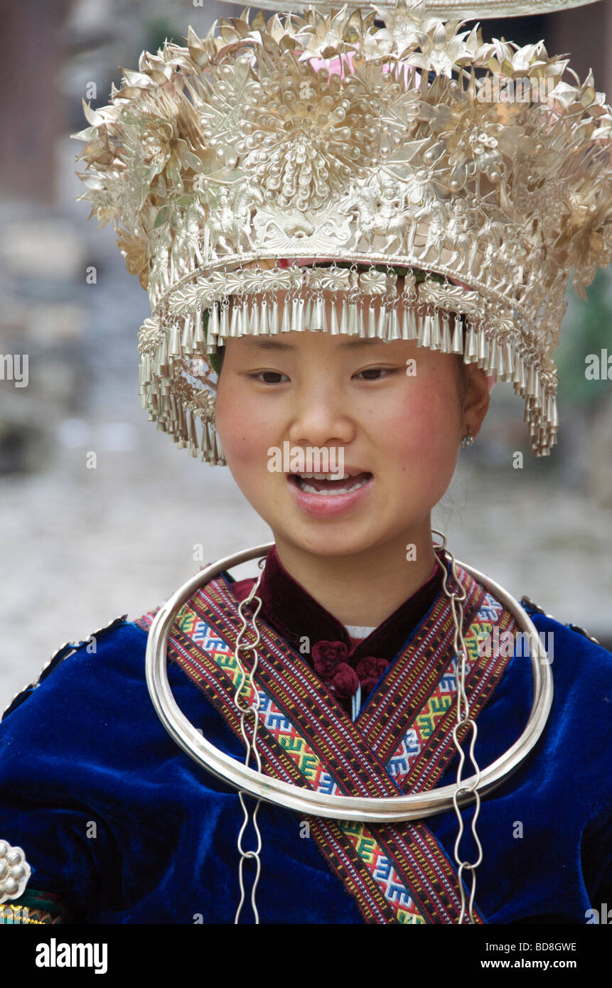 Porträt lange Rock Miao Mädchen in formalen Kostüm Guizhou Provinz China Stockfoto