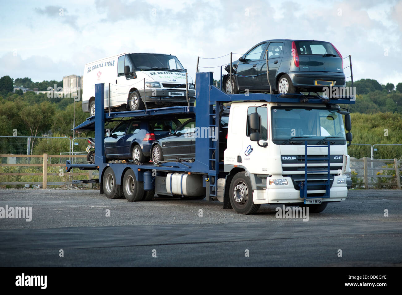 LKW LKW PKW Transporter sammeln von Autos und Lieferwagen für Reparatur Stockfoto