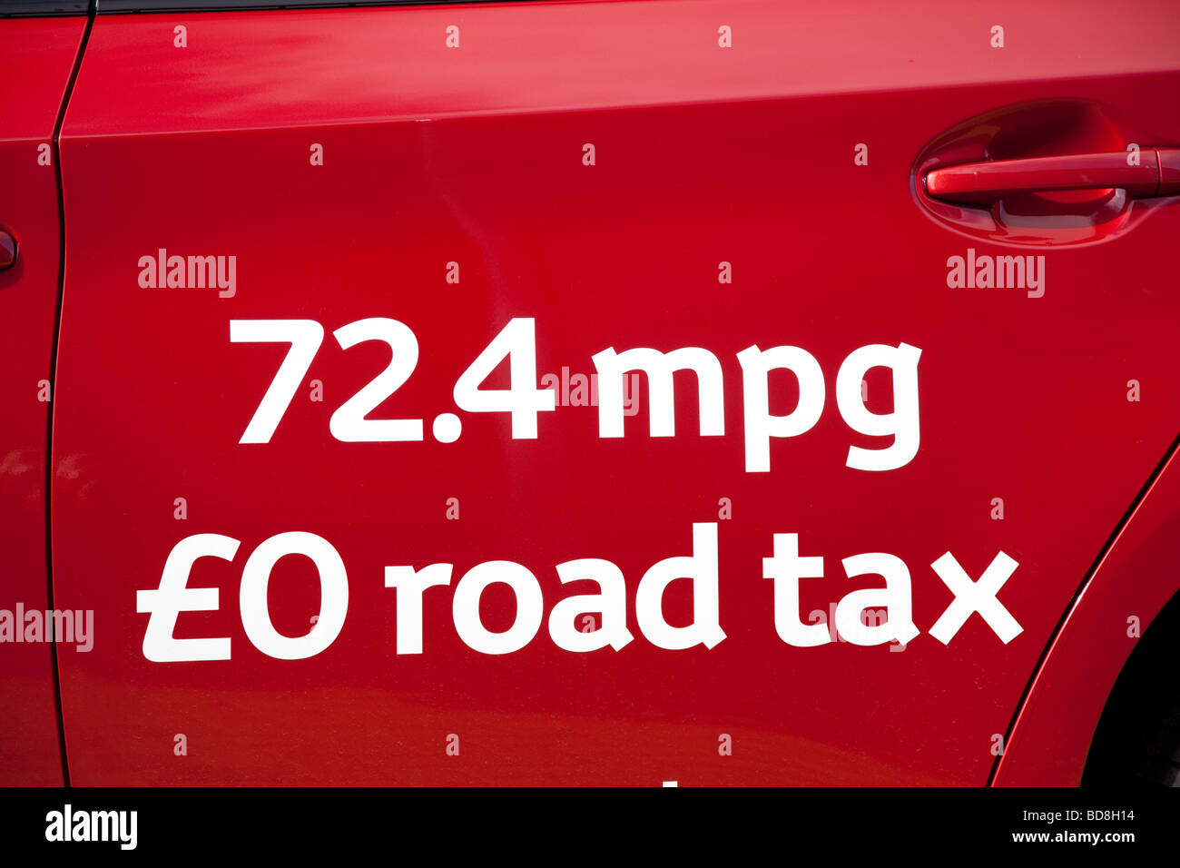 Text Text £0 Straße tx 72,4 mpg auf Tür rot T3 Toyota Prius Hybrid Autos geparkt Cheltenham UK Stockfoto