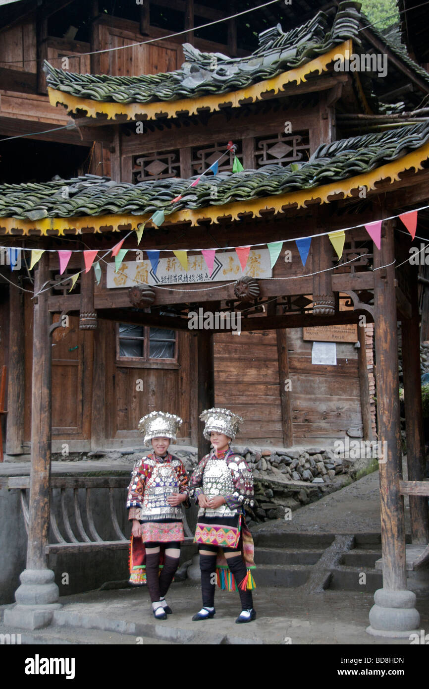 Zwei kurze Kleid Miao Mädchen in formalen Kostüm Guizhou China Stockfoto
