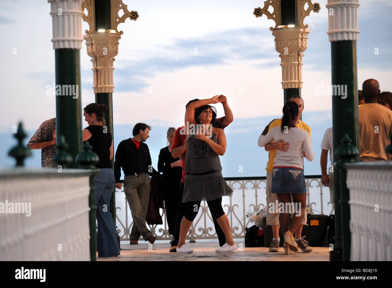 Salsa Club Tanz die Nacht Weg in der frisch renovierten Musikpavillon auf Brighton Seafront UK Stockfoto