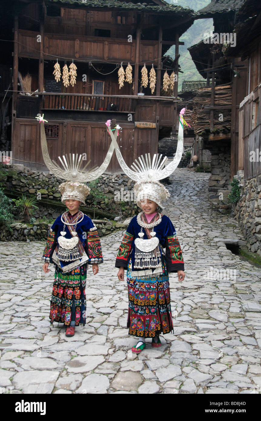 Zwei lange Rock Miao-Mädchen in formalen Kostüm Guizhou Provinz China Stockfoto