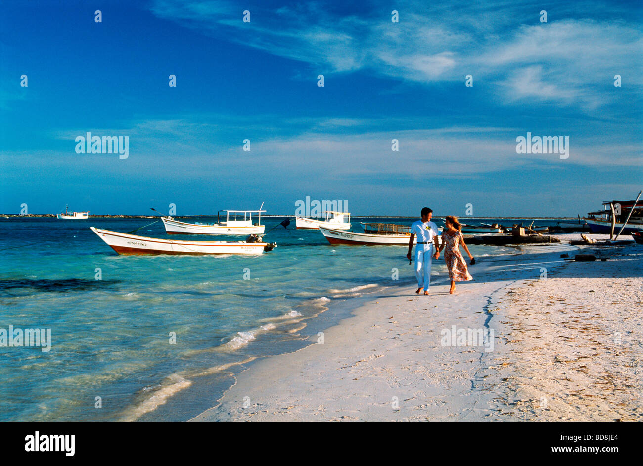 Paar am Karibik-Strand auf der Insel Tortuga in Los Roques Archipel aus Venezuela Stockfoto