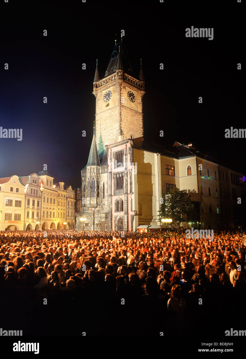 Altstädter Ring-Konzert in der Nacht mit Massen von Menschen und Altstädter Rathaus in Prag Stockfoto