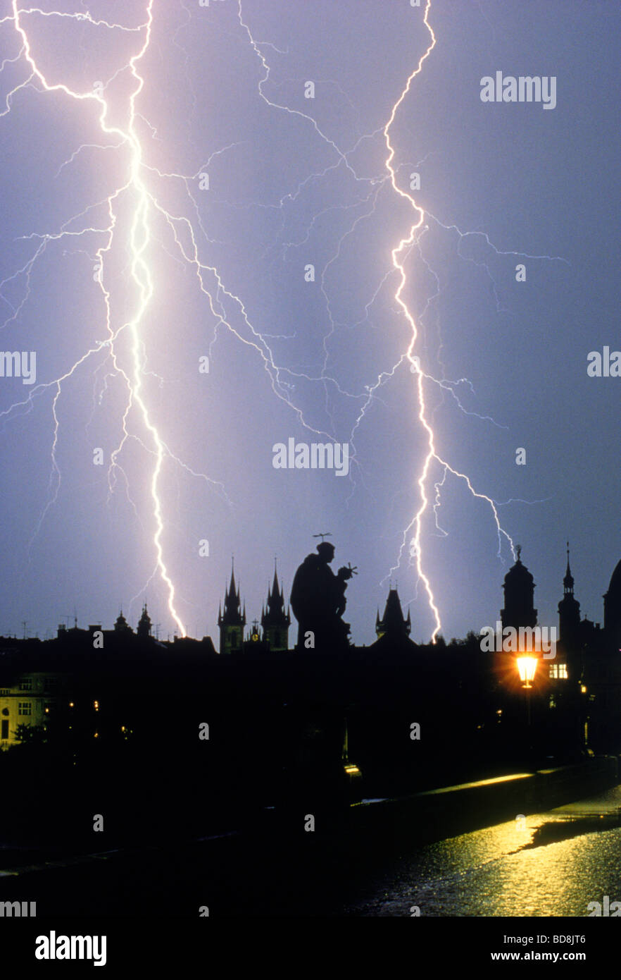 Gewitter über Karlsbrücke und barocke Statuen in Prag bei Nacht. Ein reelles Bild.  NICHT Foto eingekauft. Stockfoto