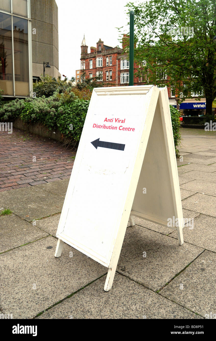 Das Rathaus zu Tamiflu Anti-viralen Medikamenten zu sammeln, um gegen Schweinegrippe melden Sie Regie Leute an Stockfoto
