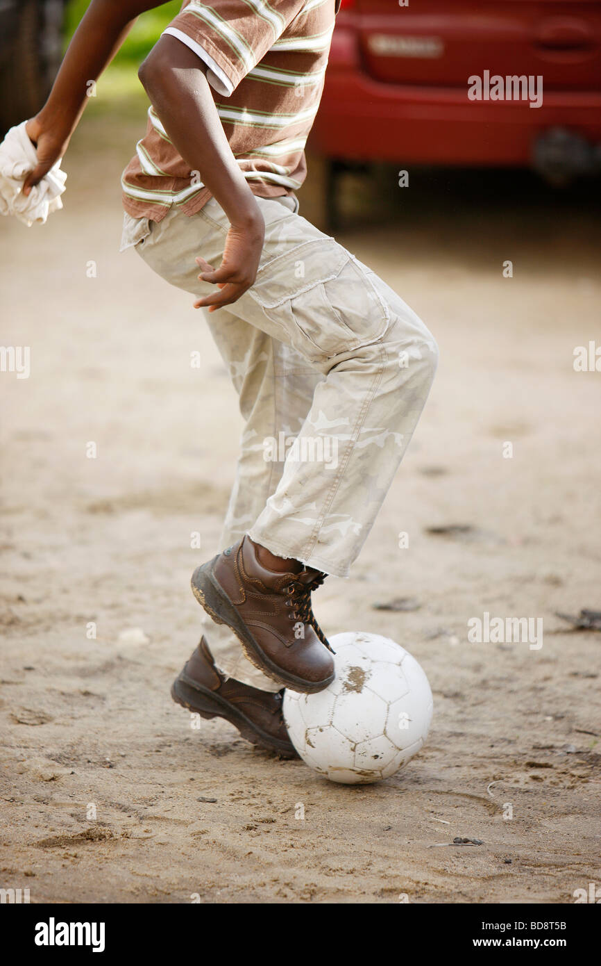 Schwarzen afrikanischen jungen Fußball spielen mit soccerball Stockfoto