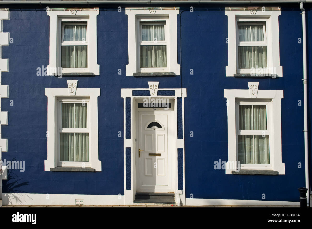 Aberaeron Regency Stilhaus mit blauen weißen Eingangstür und Windows Stockfoto