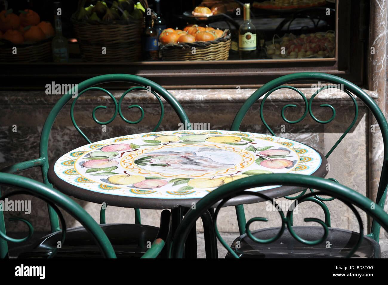 Keramische Gartentisch und Stühle vor einer Konditorei Café, Taormina,  Sizilien, Italien Stockfotografie - Alamy