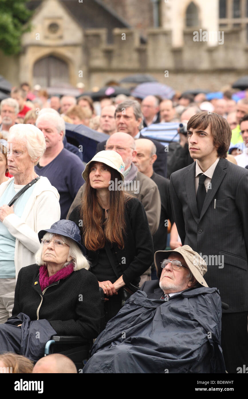 Trauernden besuchen die Trauerfeier von Harry Patch Britians letzten 1. Weltkrieg Schützengraben kämpfen Veteranen Wells Cathedral 6.8.09 Stockfoto