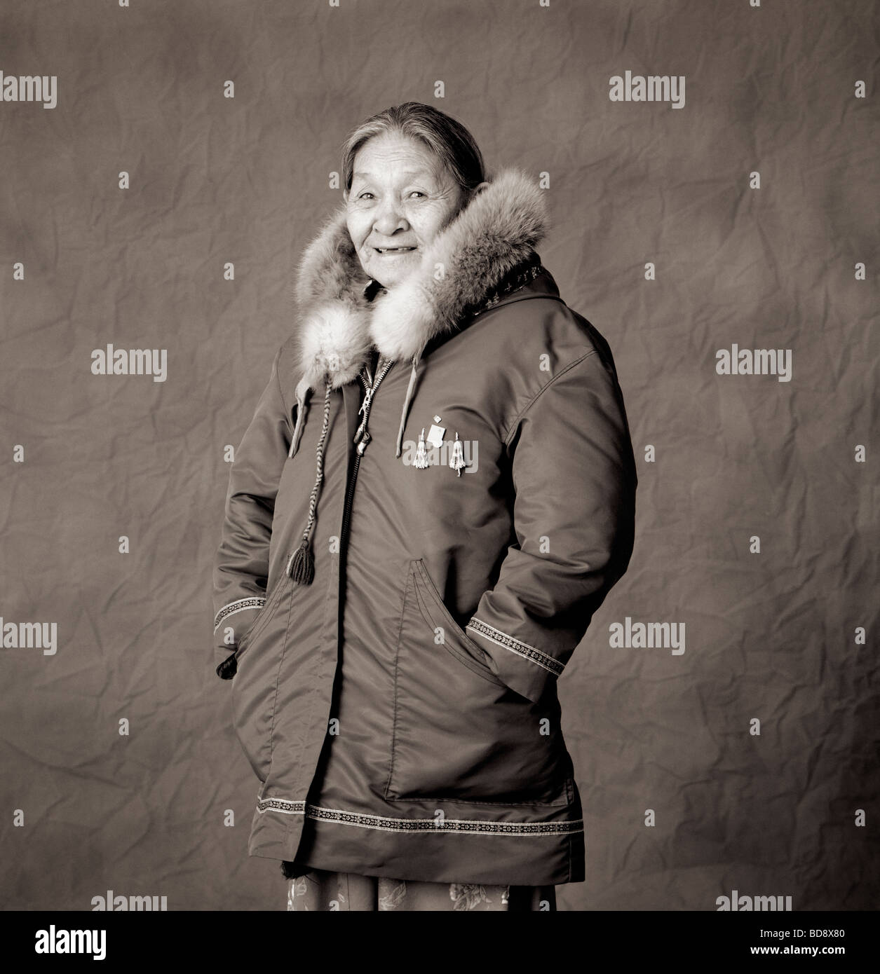 Schwarz weiße Studioportrait von Inuit-Frau trägt einen traditionellen Parka in einem Fotostudio in Iqaluit Nunavut, Kanada Stockfoto