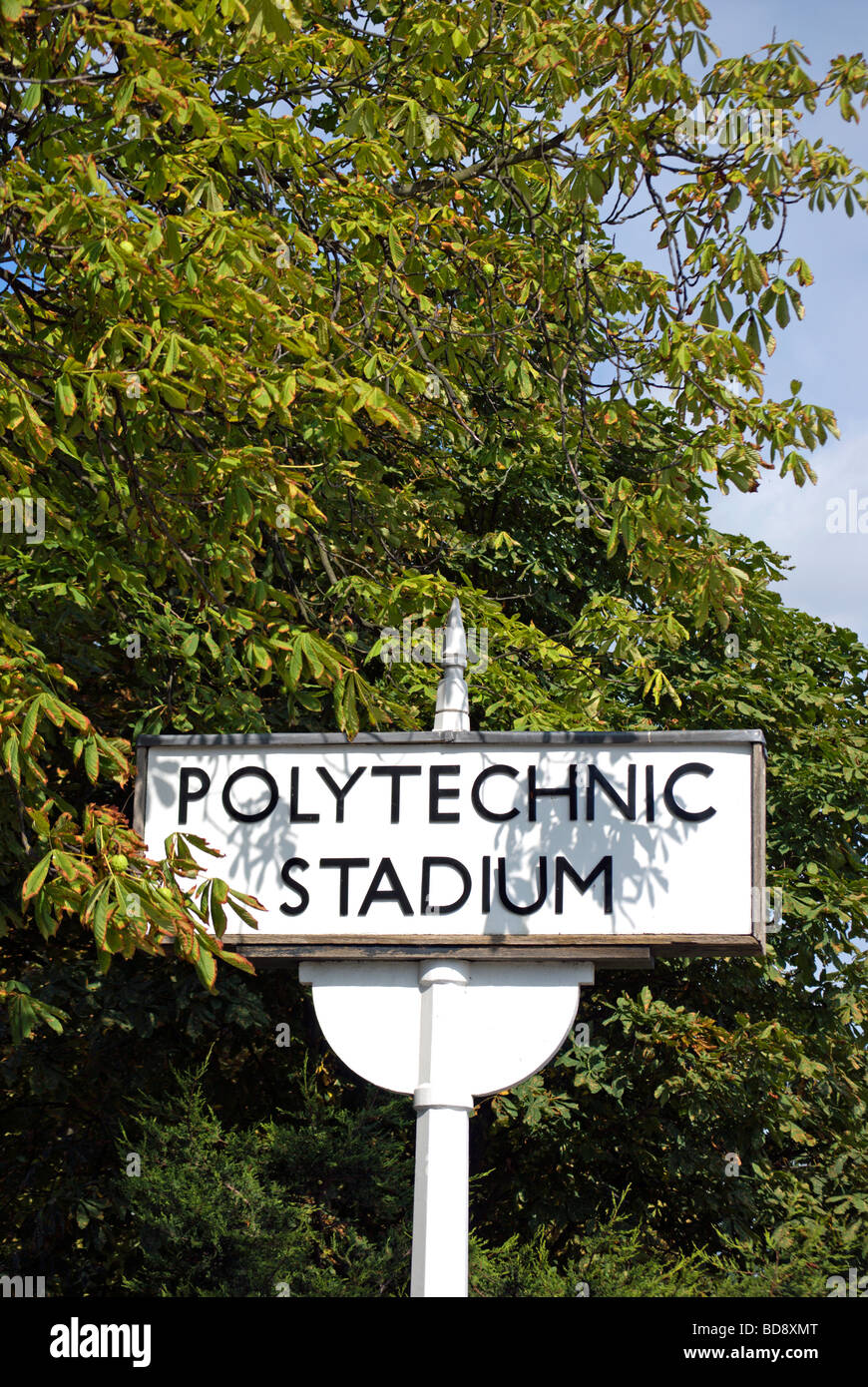 schwarz / weiß melden für Polytechnische Stadion, eine Sportanlage in Chiswick, West London, England, das 1938 eröffnet. Stockfoto