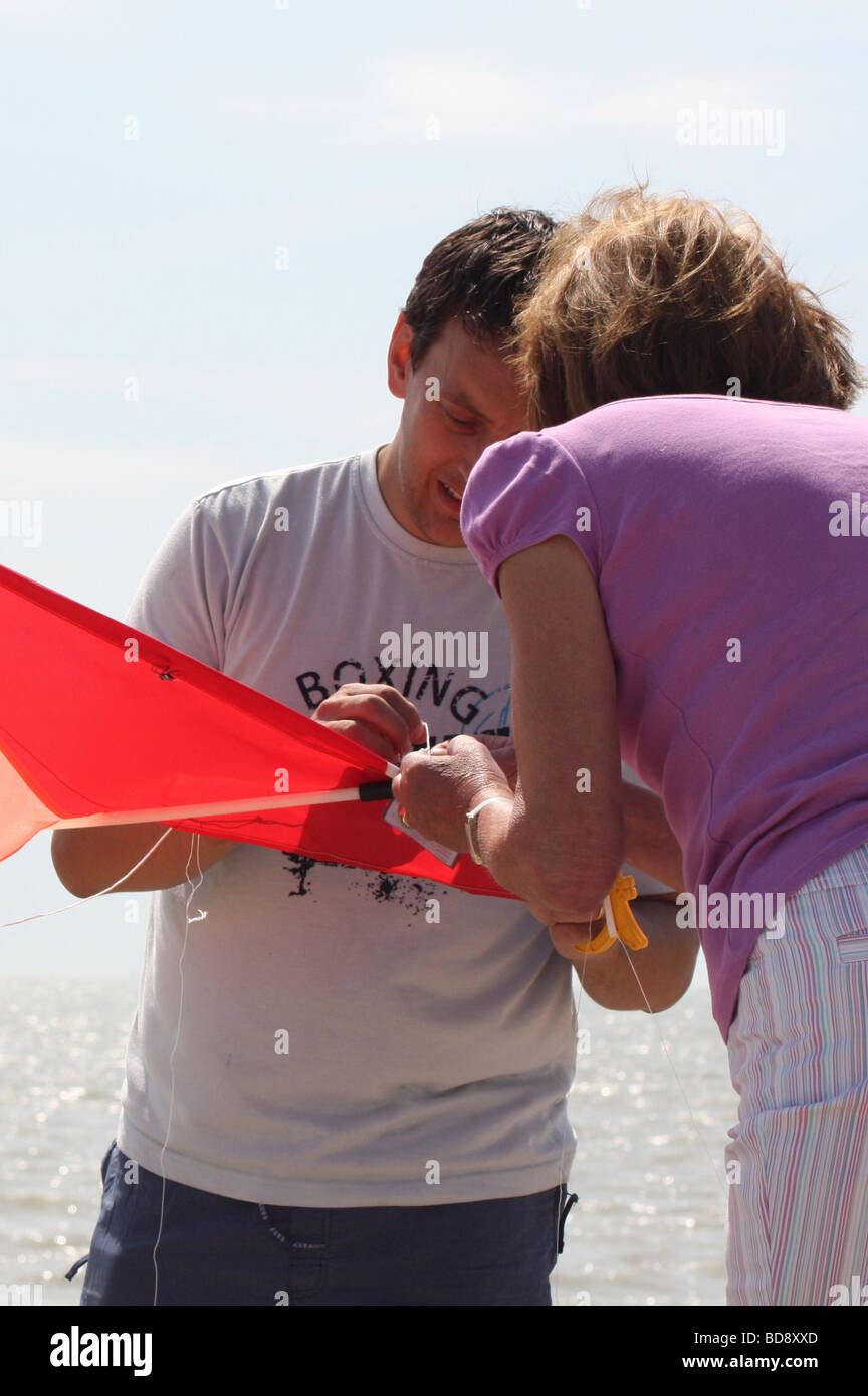 Drachensteigen am Strand von Littlestone Stockfoto