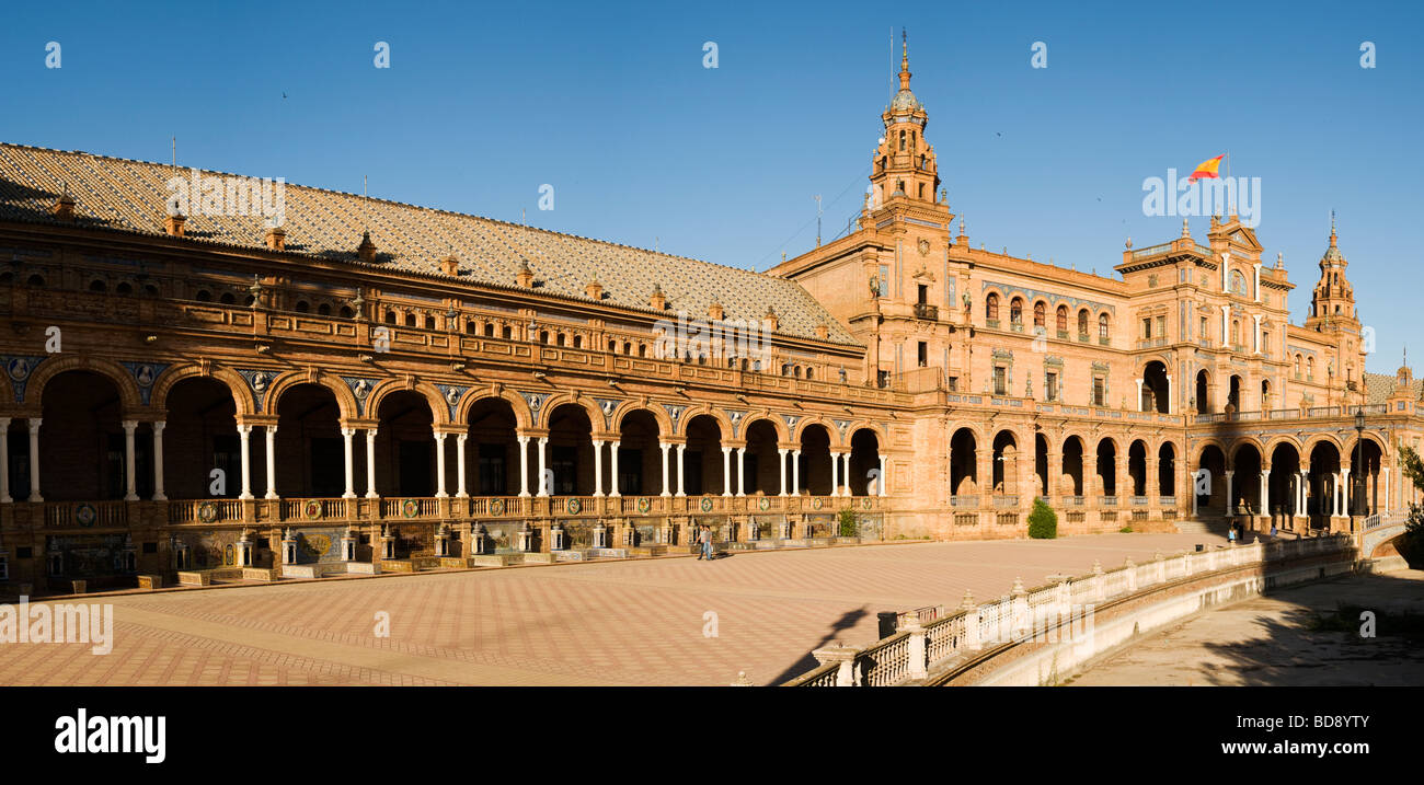 Panorama-Aufnahme der langen Regierung Gebäude der Plaza De Espana in Sevilla, Spanien Stockfoto