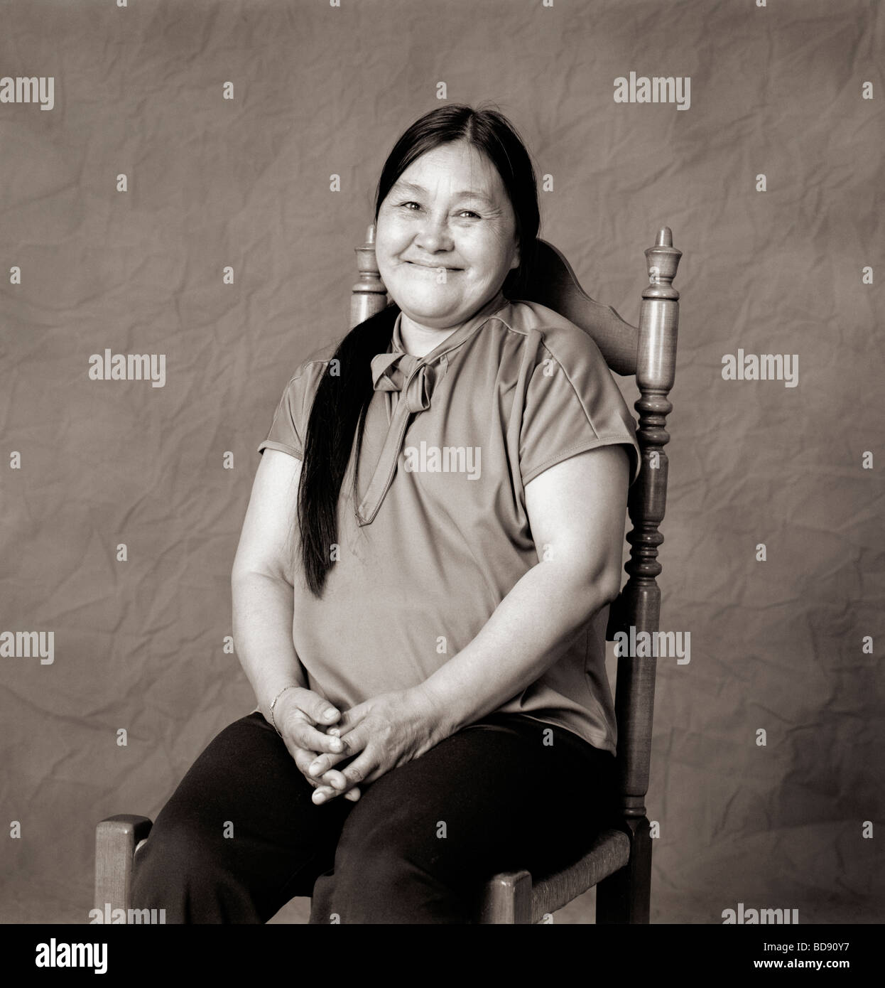 Schwarz weiße Studioportrait von Inuit-Frau in einem Fotostudio in Iqaluit Nunavut, Kanada Stockfoto