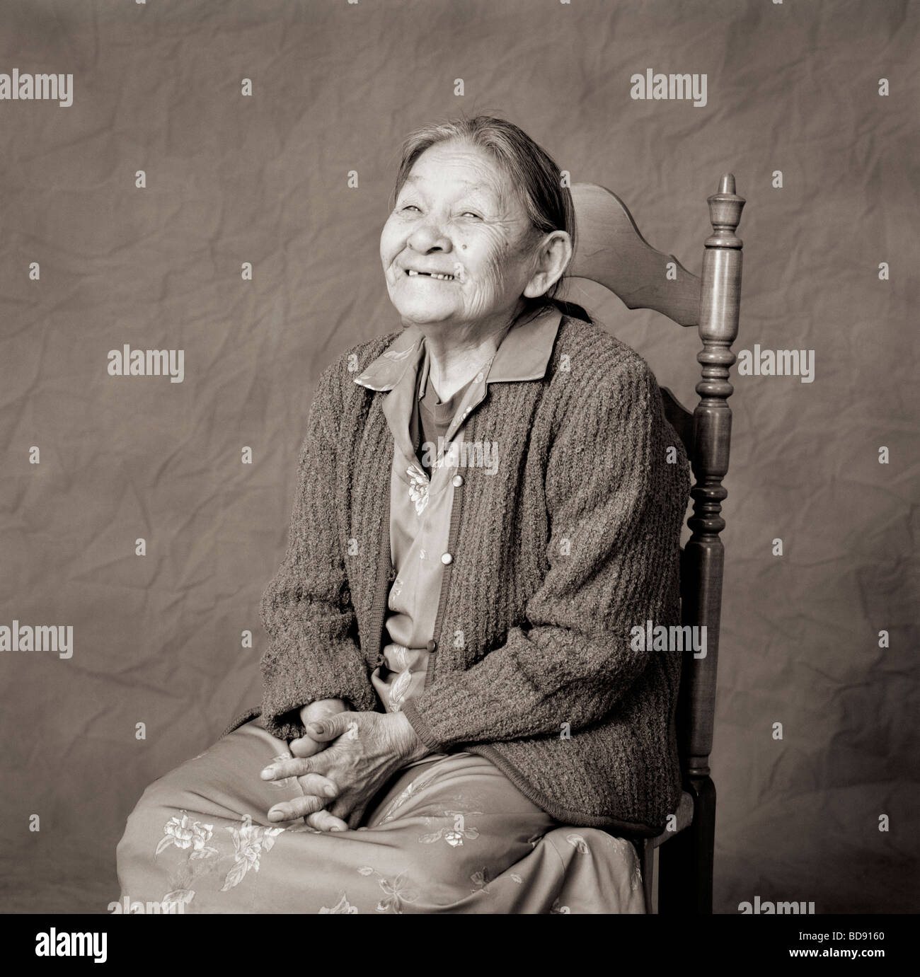 Schwarz weiße Studioportrait von Inuit-Frau in einem Fotostudio in Iqaluit Nunavut, Kanada Stockfoto