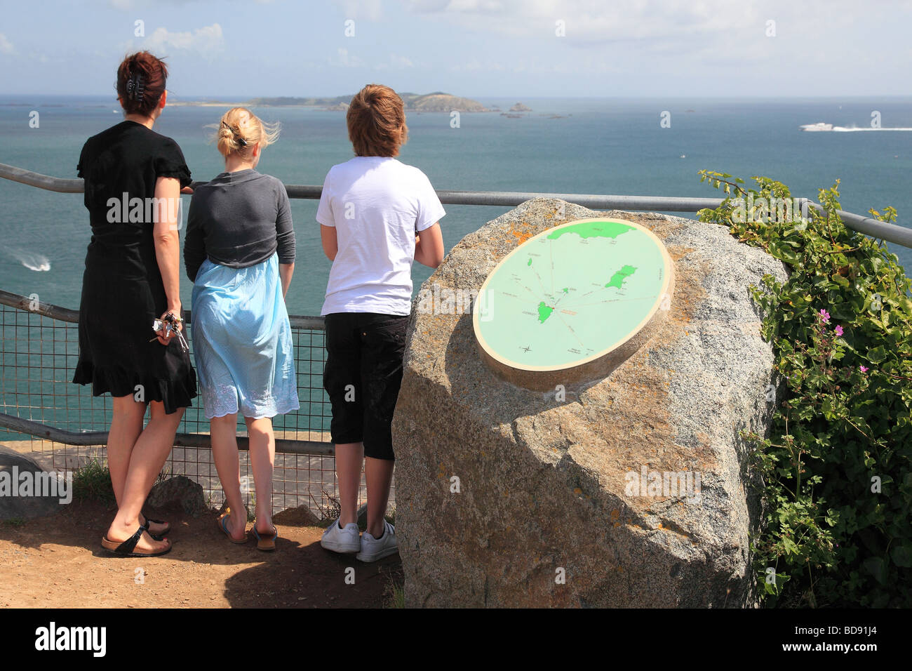 Frau mit zwei Kinder mit Blick auf das Meer Jerbourg Punkt, Guernsey, Channel Islands Stockfoto