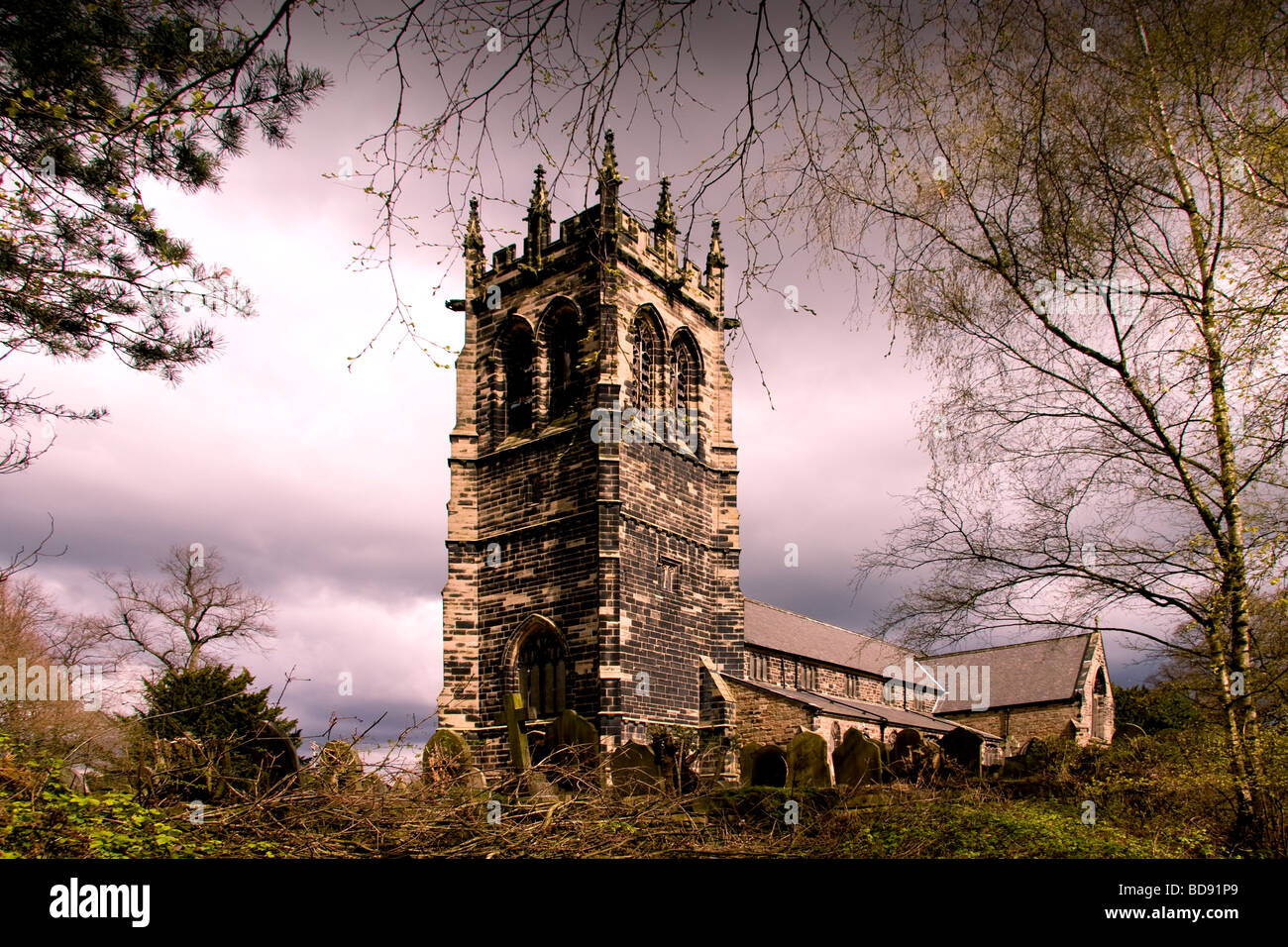 St. Marien Kirche in Lymm Damm in Cheshire an einem stürmischen Tag der britischen Stockfoto