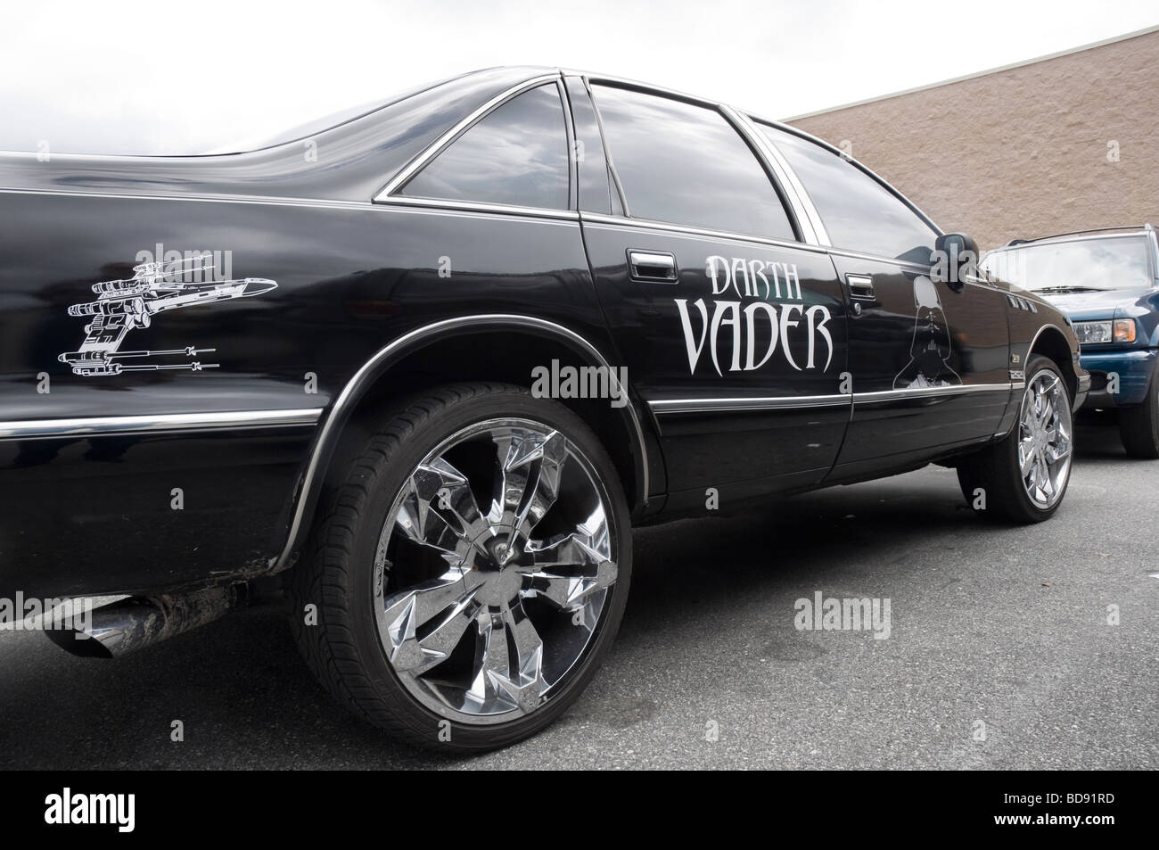 maßgeschneiderte Auto mit Star Wars-Charakter von Darth Vader bemalt auf Seite Stockfoto