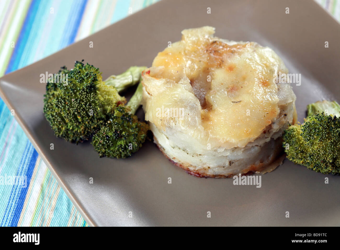 Kartoffeln überbacken und Broccoli Stockfoto