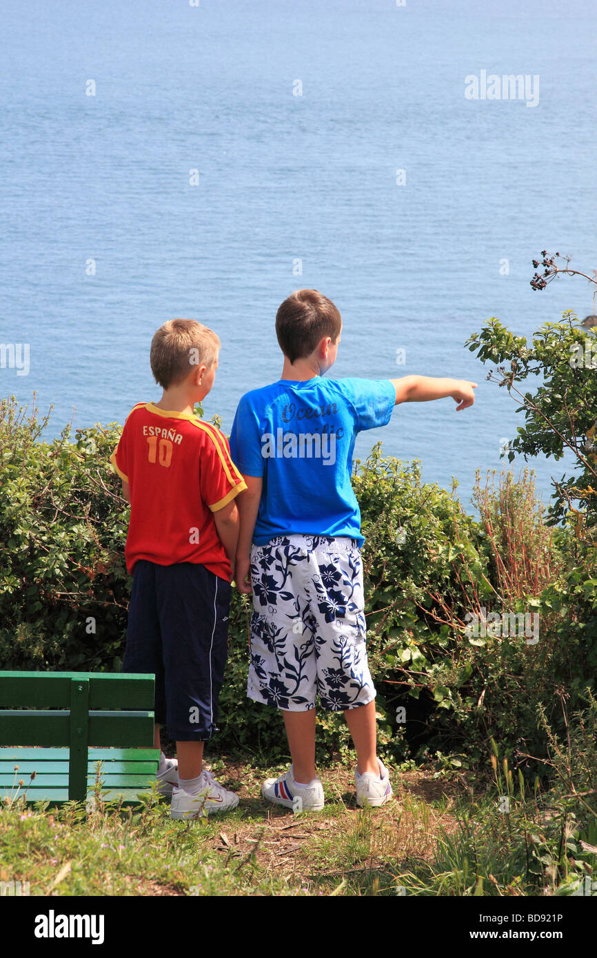 Zwei jungen auf der Suche und deutete auf das Meer bei Jerbourg Point, Guernsey, Channel Islands Stockfoto