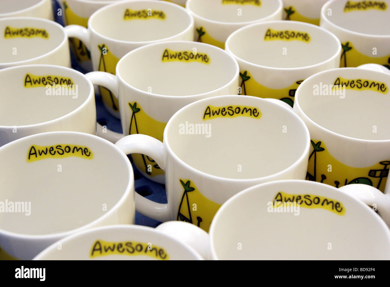 Reihen von Tassen mit dem Wort genial bedruckt Stockfoto