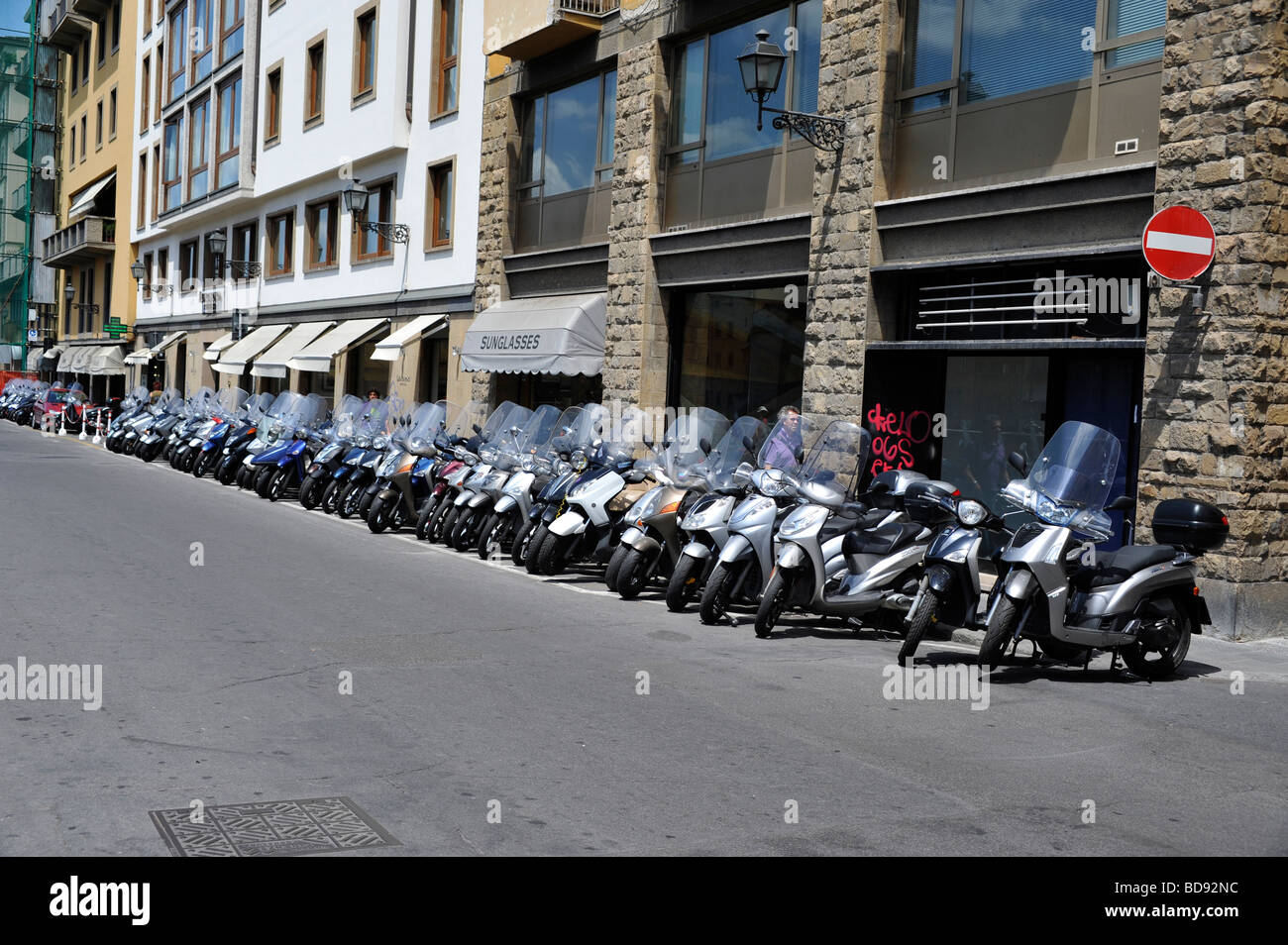 Motorroller auf einer Firenze Florenz-Straße geparkt Stockfoto