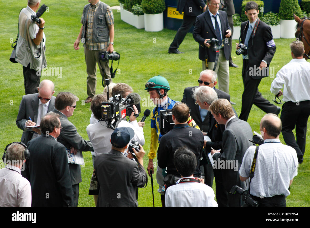Die siegreichen Jockey umgeben von Fernsehkameras, Fotografen & Journalisten in der Gewinner-Gehäuse, Ascot Racecourse, UK Stockfoto