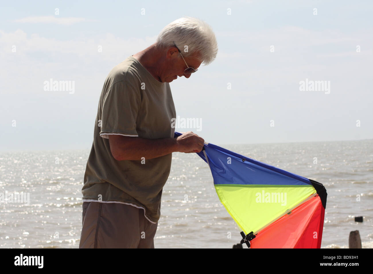 Drachensteigen am Strand von Littlestone Stockfoto