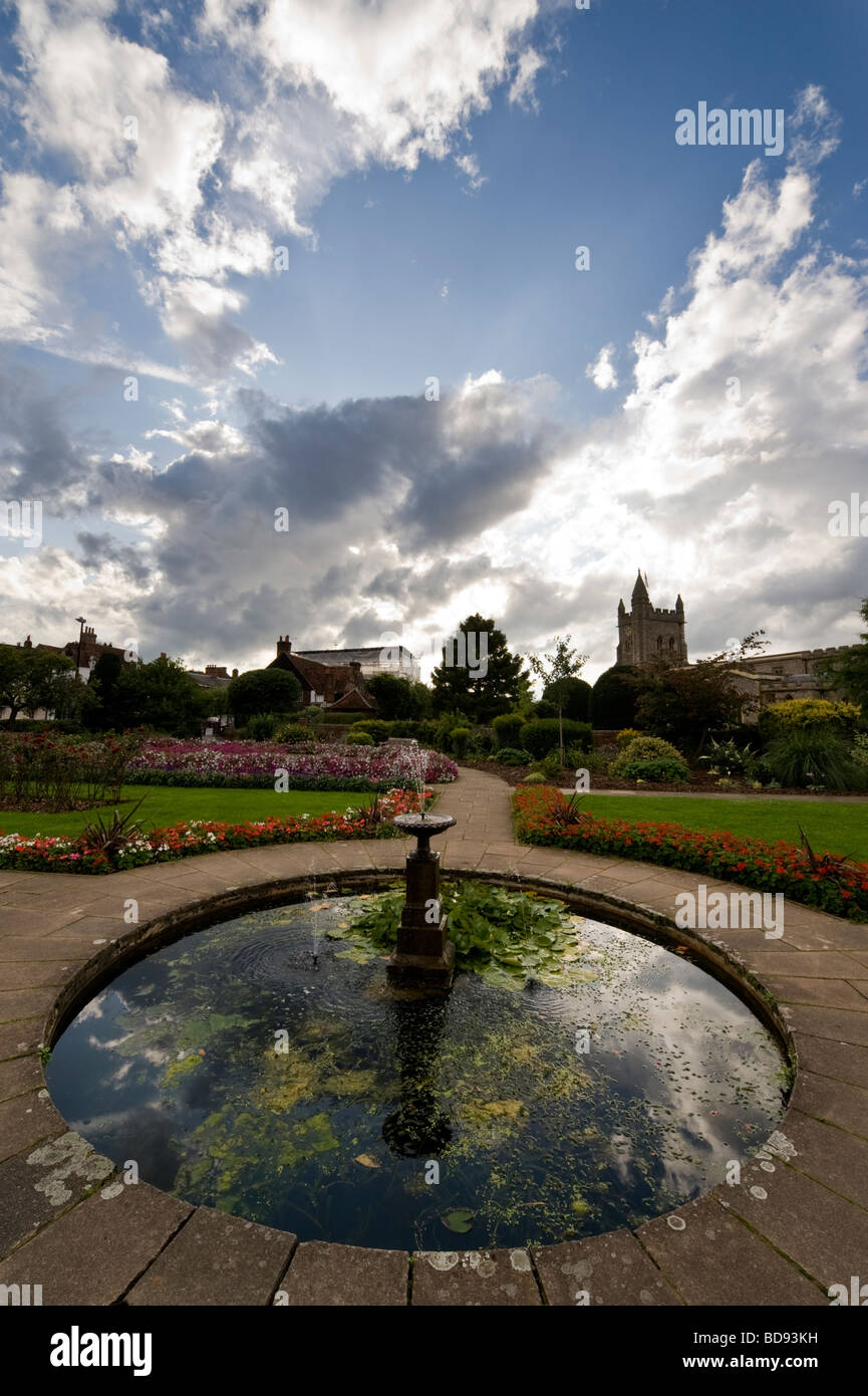 Einen öffentlichen Brunnen in old Amersham Memorial Gärten vor einem dramatischen Himmel. Stockfoto