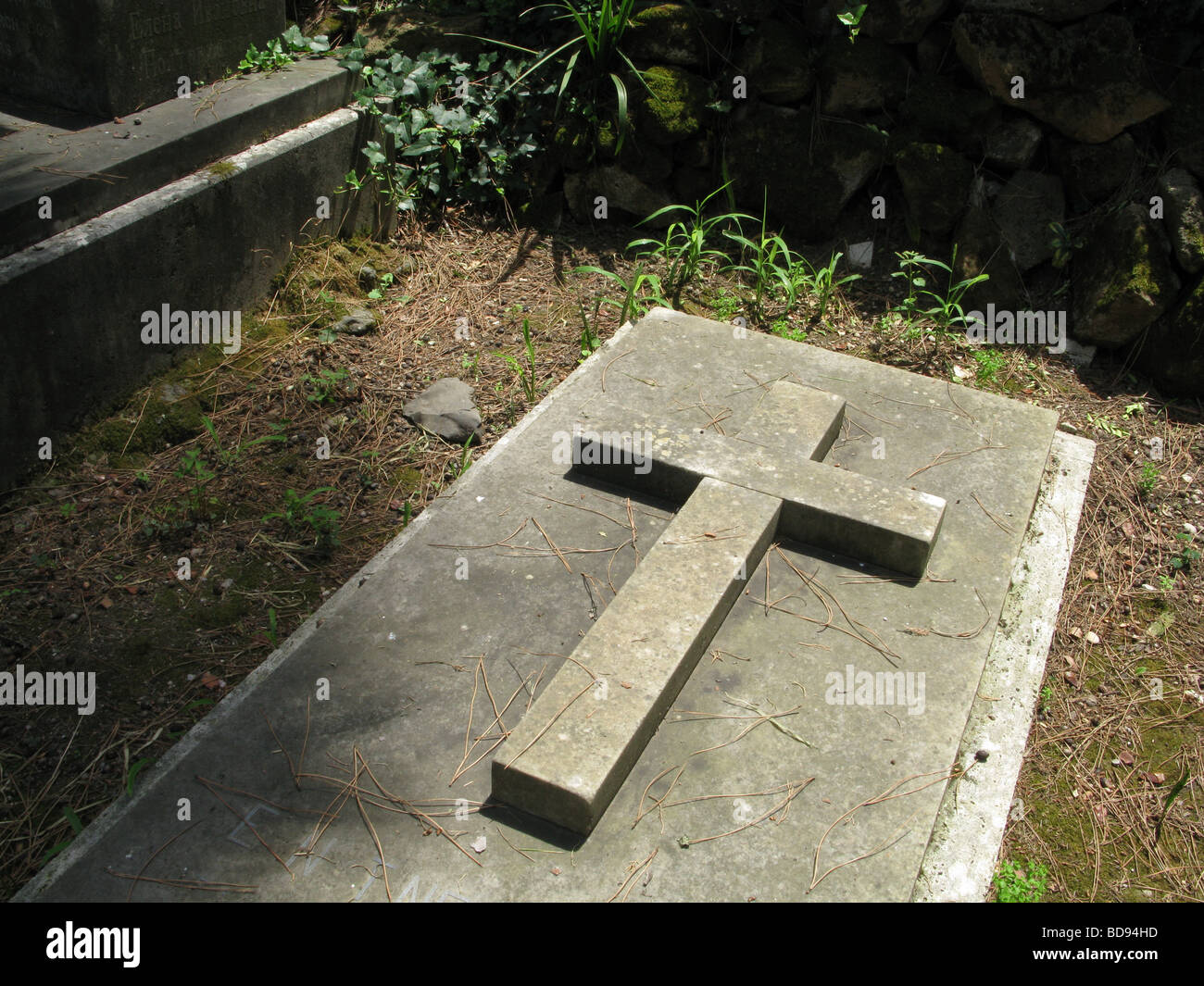 altes Kreuz Grabstein im protestantischen Friedhof in der Nähe von Piramide, Rom Stockfoto