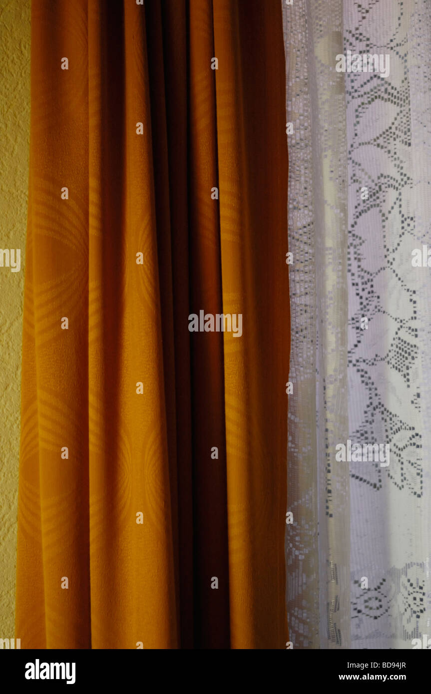 Vorhang und Gardinen im 70er Jahre Stil Stockfotografie - Alamy