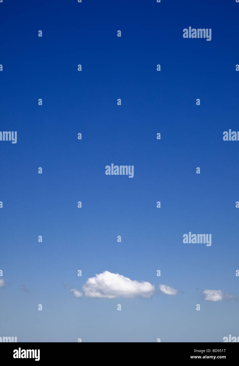 Blauer Himmel mit Cumulus-Wolken Stockfoto