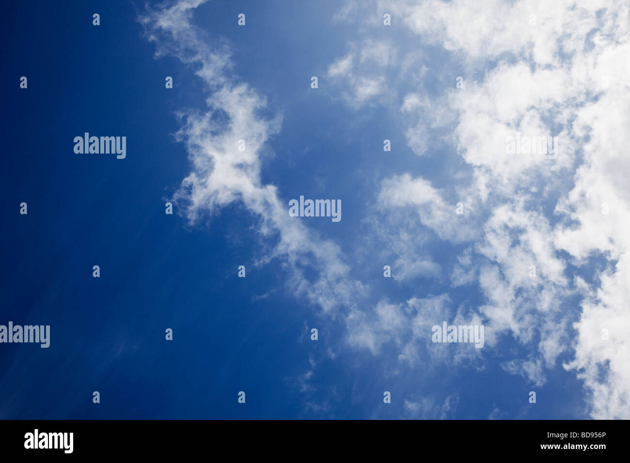 Blauer Himmel mit Cirruswolken nachschlagen Stockfoto