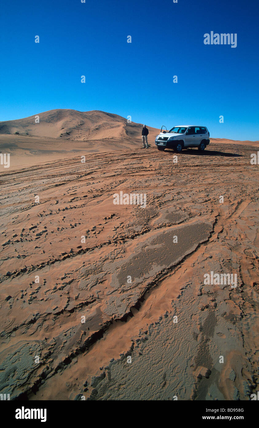Junge Touristen mit Jeep in den Sanddünen des Erg Chebbi, Westsahara, Marokko Stockfoto