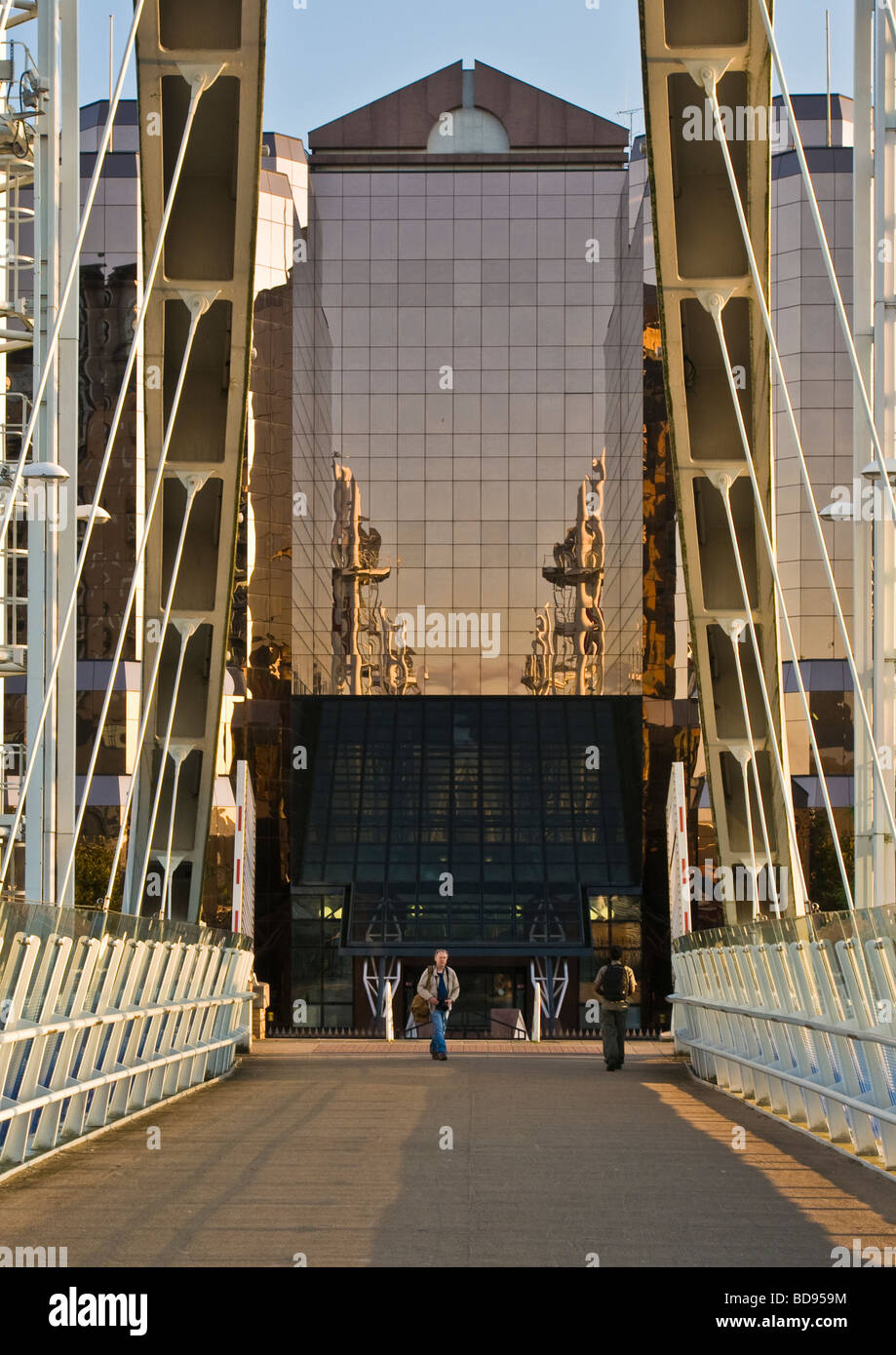 Die Lowry-Steg, Quay West Building, Salford Quays, Manchester Stockfoto