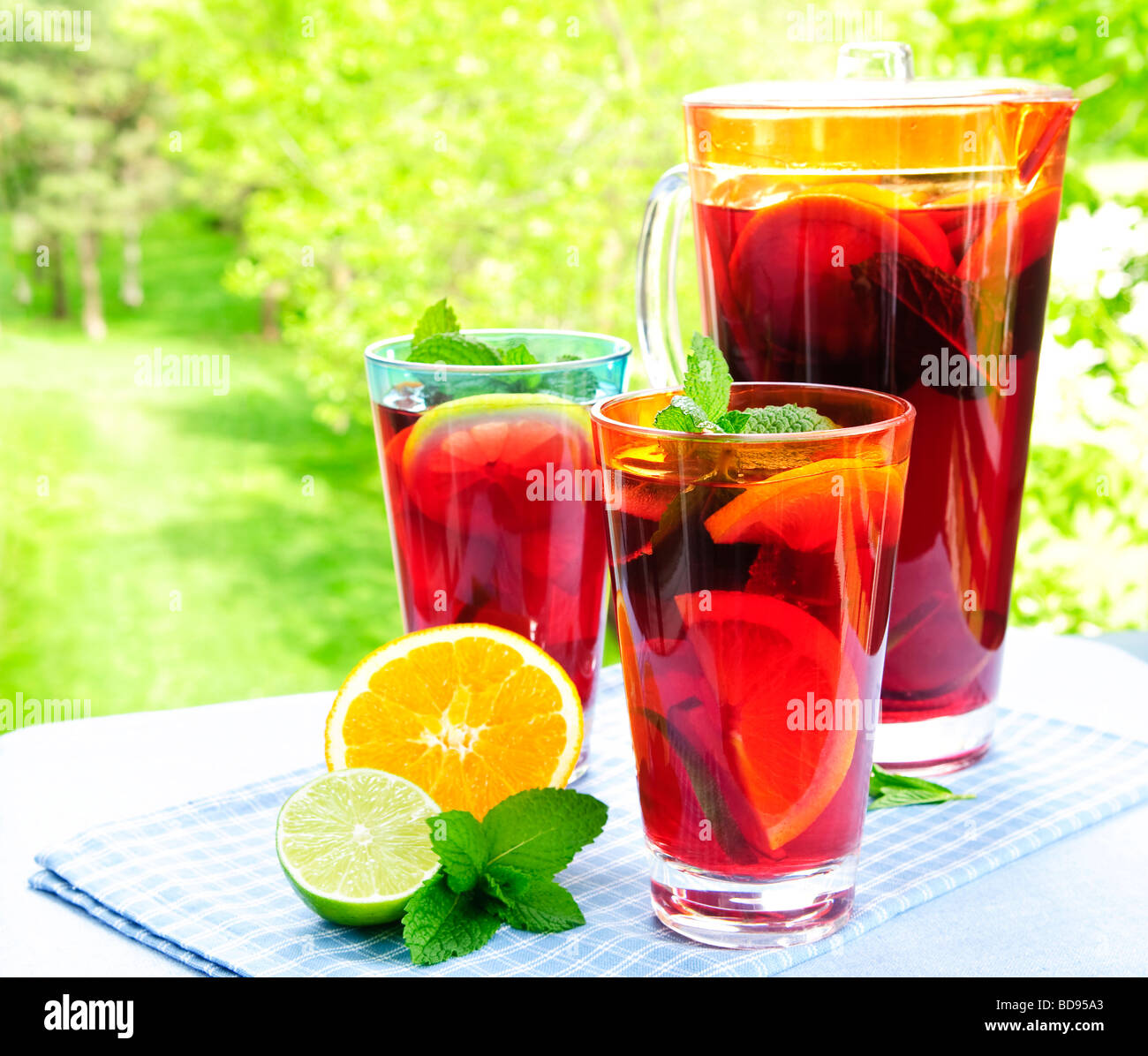 Früchte Punsch Erfrischungsgetränk im Krug und Gläser Stockfoto