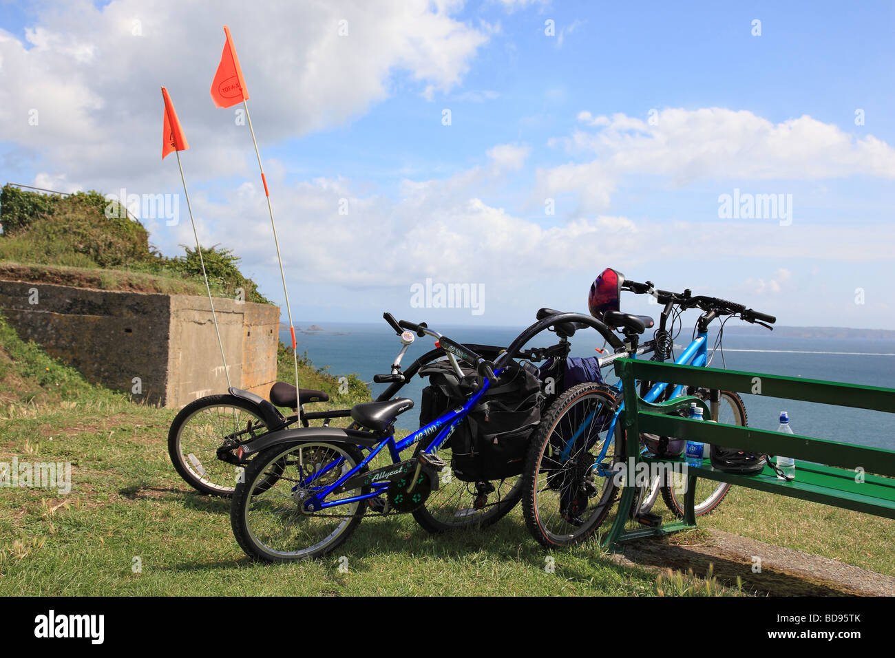 Zwei Fahrräder auf den Jerbour Punkt Guernsey Kanalinseln Stockfoto