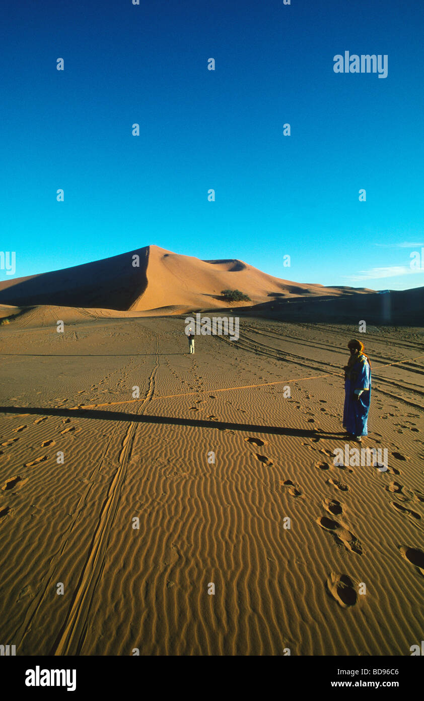 Sanddünen des Erg Chebbi mit Berber und Tourist, Westsahara, Marokko Stockfoto