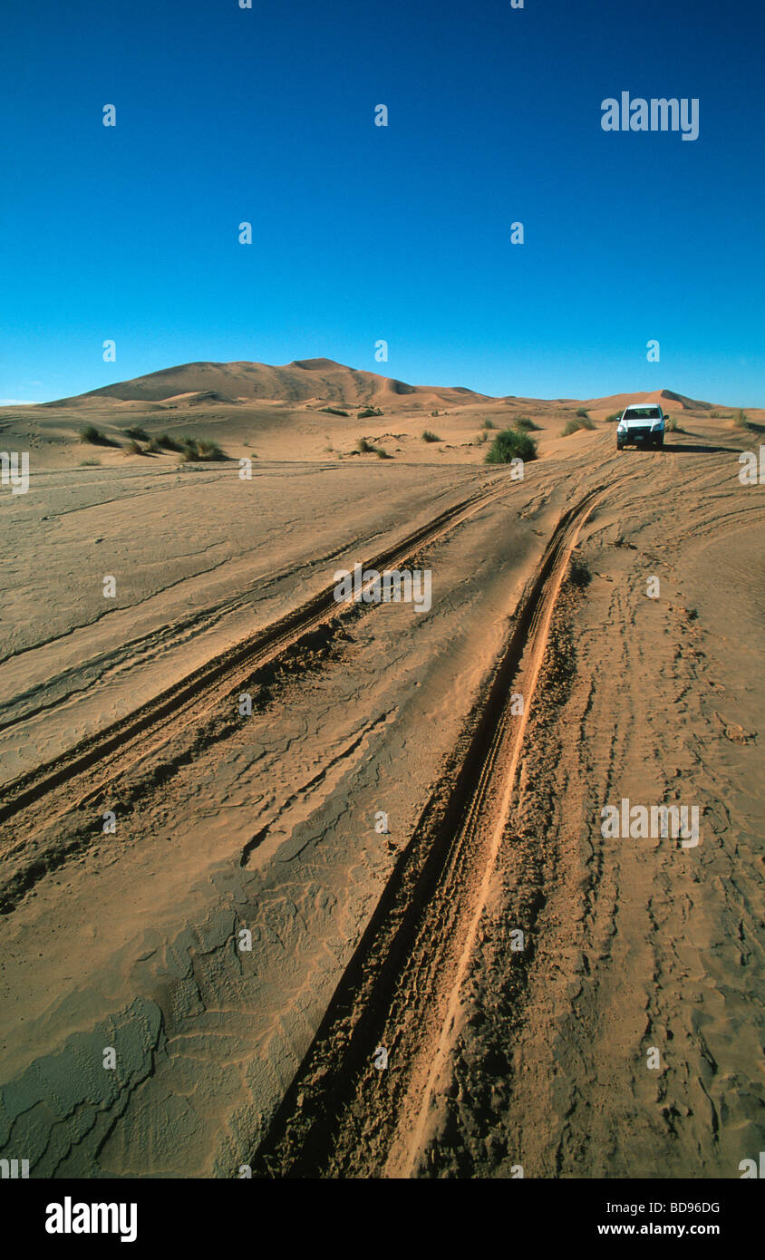 Jeep-Fahrt durch die Sanddünen des Erg Chebbi, Westsahara, Marokko Stockfoto