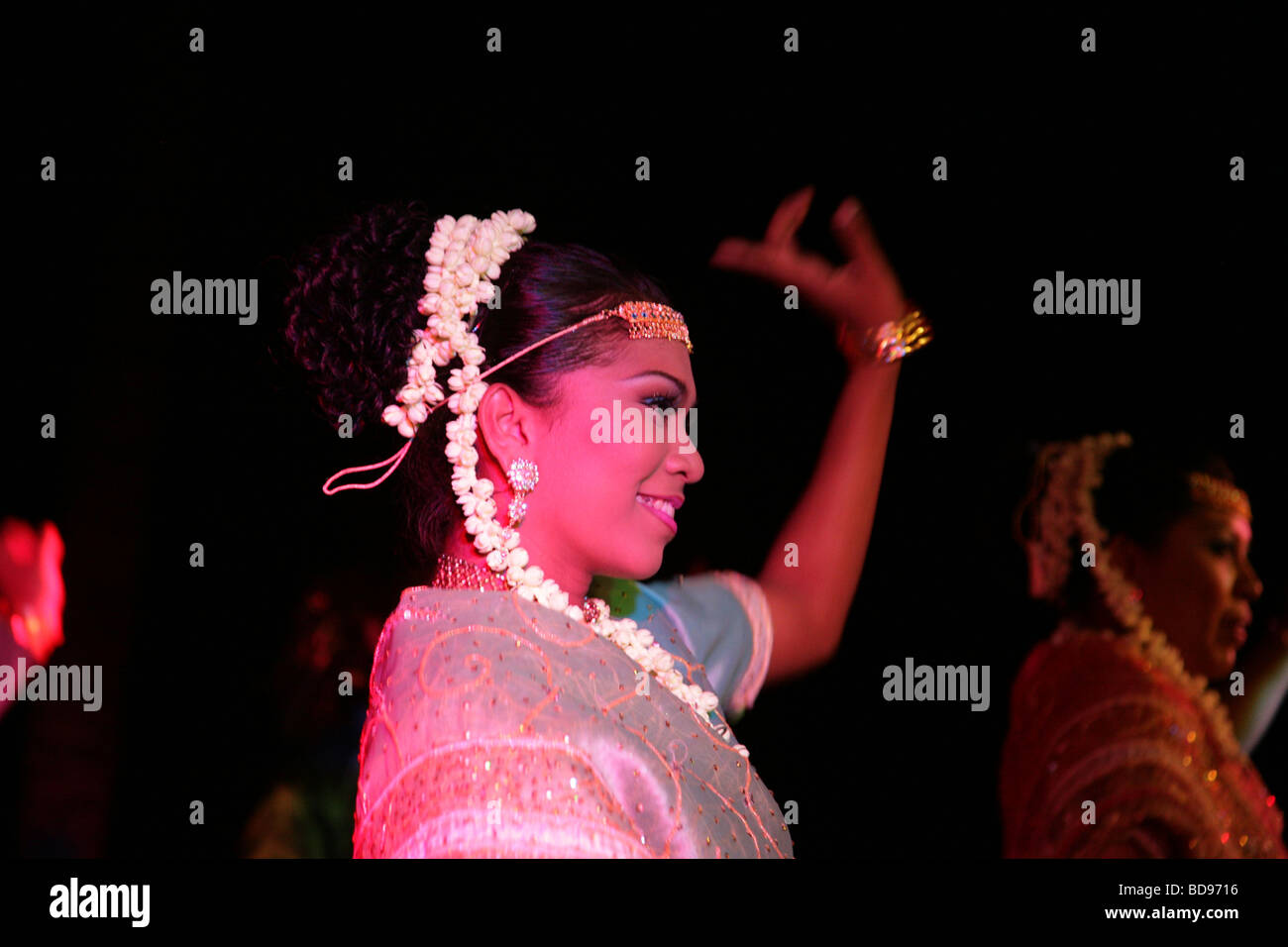 Troup von Tänzerinnen im Freien in der Nacht in Penang, Malaysia Stockfoto