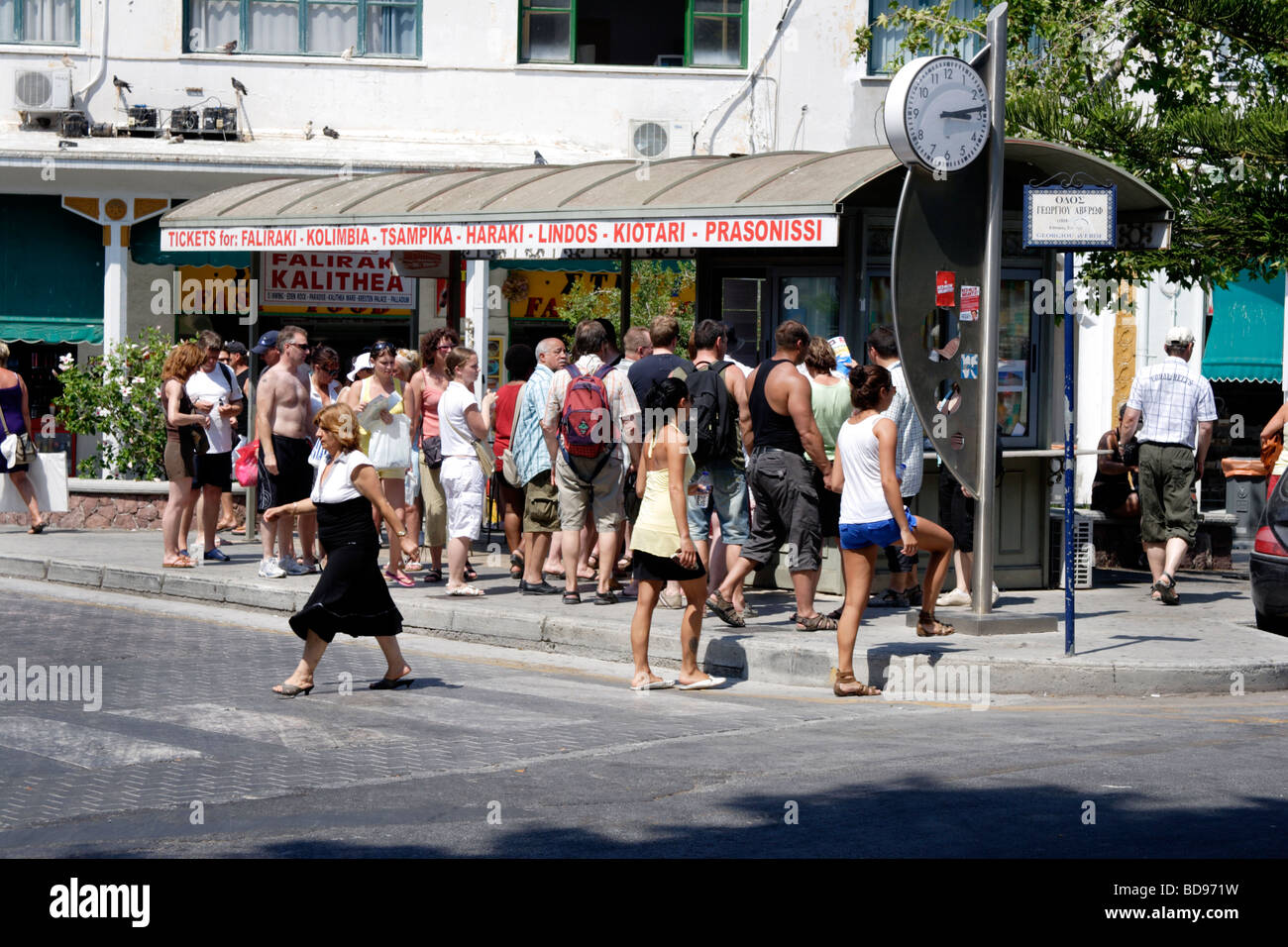 Menschen warten an der Bushaltestelle in Rhodos Stadt Rhodos Dodekanes Griechenland Stockfoto