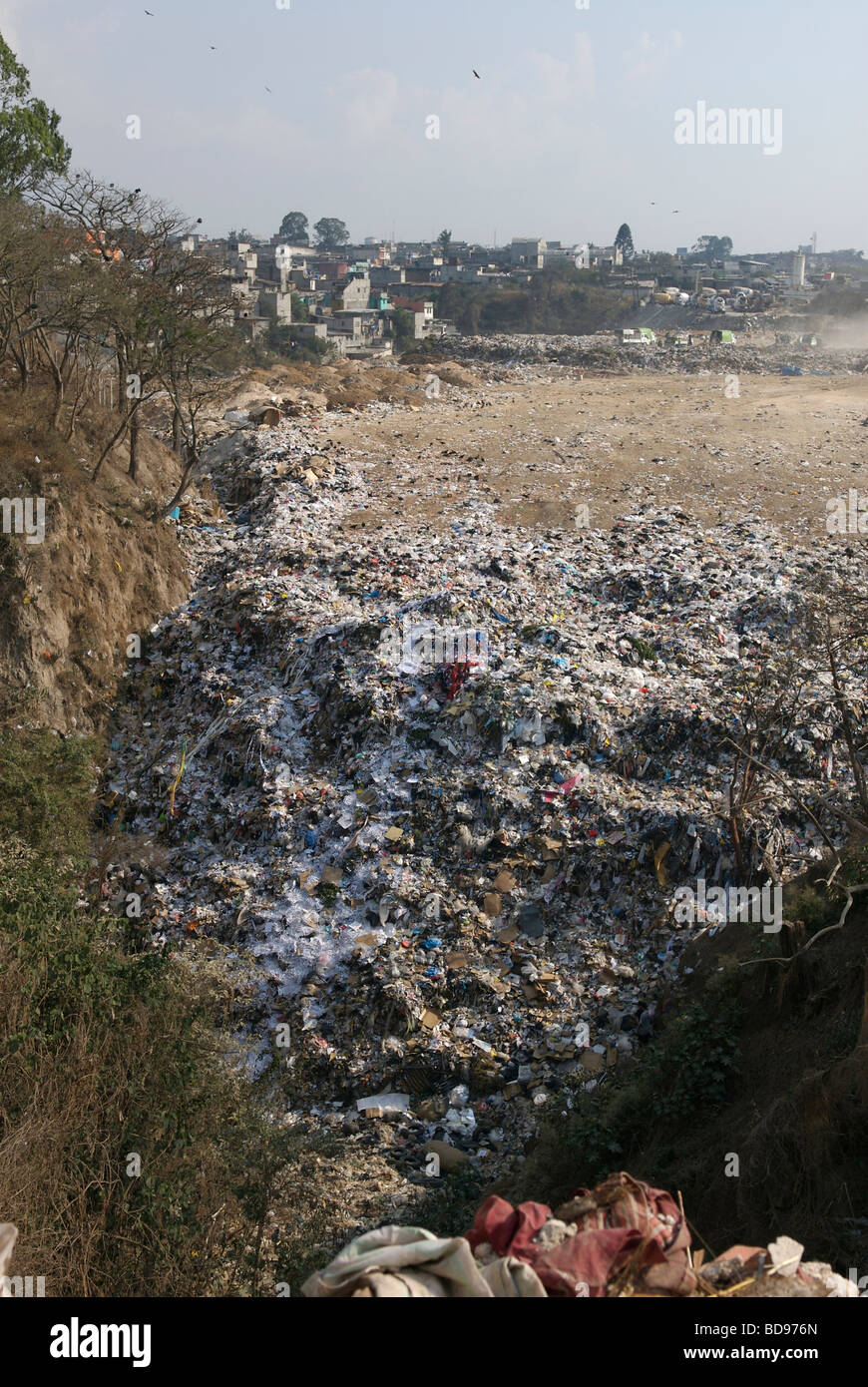 Guatemala-Stadt Müllkippe, Guatemala-Mittelamerika. Müll wird in dieses Tal weggeworfen, und Menschen leben in diesem Ort zu. Stockfoto